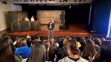 Présentation par Monsieur Renaud Rocher présente le spectacle